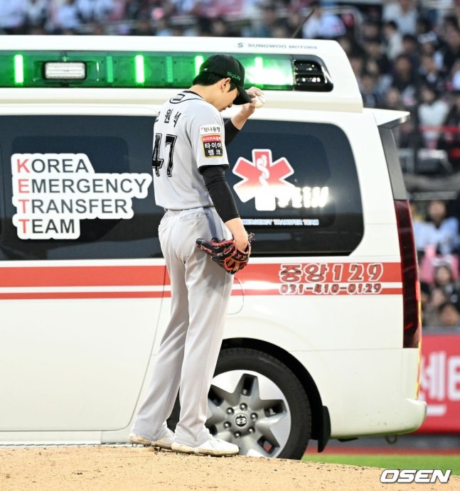 KT 오원석이 11일 수원 롯데전 더블헤더 2차전에서 4회초 2사 1, 2루에서 이호준을 맞히고 고개를 숙이고 있다.