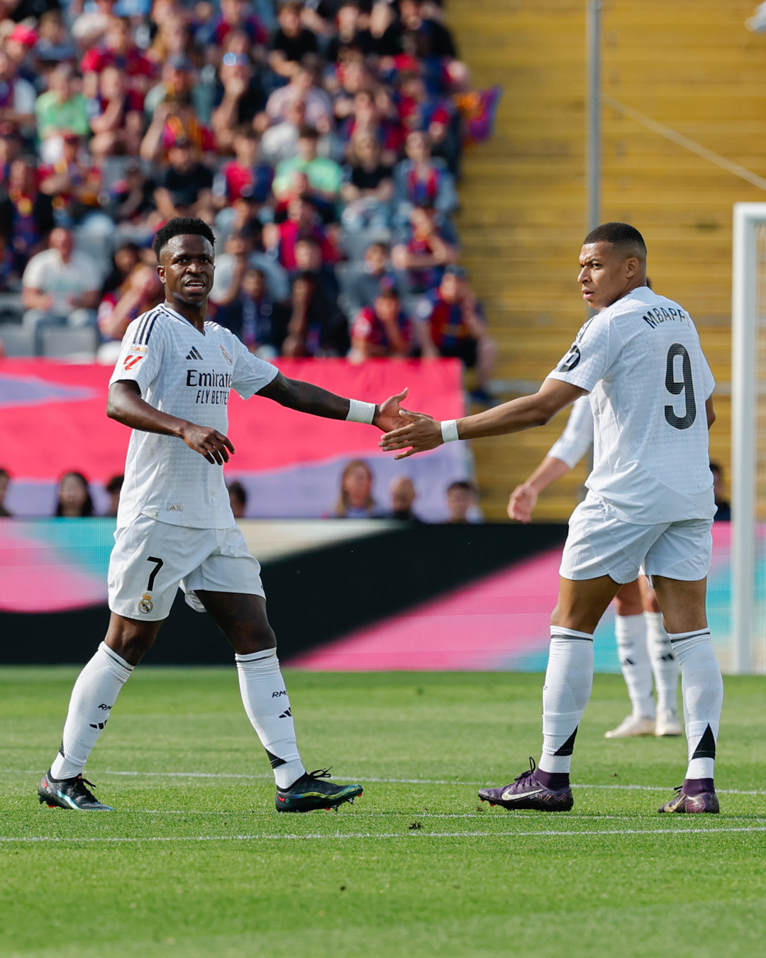 비니시우스 주니오르(왼쪽)와 킬리안 음바페가 11일 오후 11시 15분(한국시간) 스페인 바르셀로나의 에스타디 올림피크 루이스 콤파냐스에서 열린 2024~2025시즌 스페인 라리가 35라운드 경기 중 손을 맞잡고 있다. /사진=레알 마드리드 공식 사회관계망서비스(SNS)