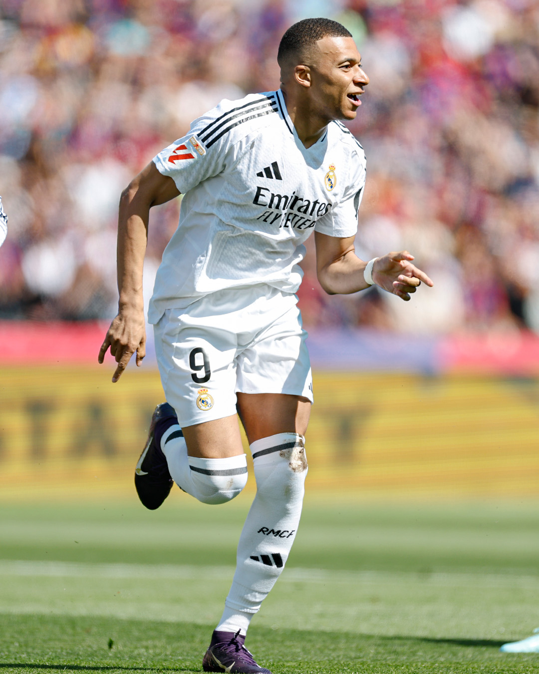 킬리안 음바페가 11일 오후 11시 15분(한국시간) 스페인 바르셀로나의 에스타디 올림피크 루이스 콤파냐스에서 열린 2024~2025시즌 스페인 라리가 35라운드에서 득점 후 세리머니하고 있다. /사진=레알 마드리드 공식 사회관계망서비스(SNS)