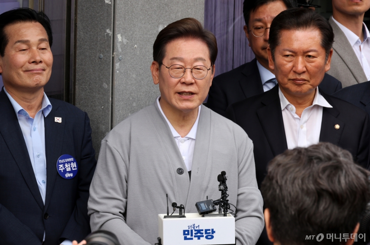 민심을 청취하는 '경청 투어'에 나선 이재명 더불어민주당 대선후보가 11일 전남 영암군 학산면 독천 낙지거리에서 주민들을 만난 뒤 백브리핑을 하고 있다. 2025.05.11. /사진=조성우