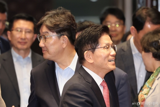 김문수 국민의힘 대선 후보가 11일 서울 여의도 국회에서 열린 의원총회에서 의원들과 인사하고 있다. 뒤로 권성동 원내대표도 의원들과 인사하고 있다.2025.05.11. /사진=뉴시스