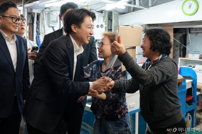 이준석 개혁신당 대통령 후보가 11일 오후 부산 강서구 명지시장을 방문해 상인들과 인사나누고 있다. (이준석 캠프 제공, 재판매 및 DB 금지) 2025.5.11/뉴스1 Copyright (C) 뉴스1. All rights reserved. 무단 전재 및 재배포, AI학습 이용 금지.
