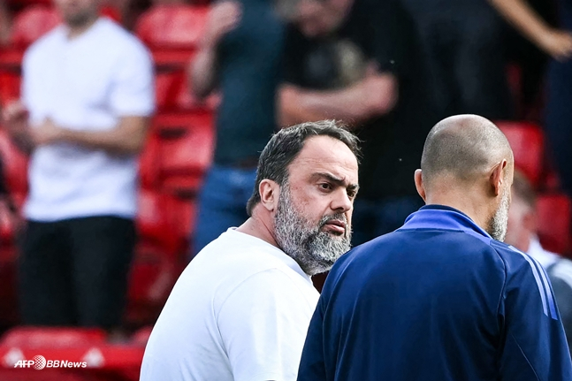 마리나키스 구단주(왼쪽)가 누누 산투 감독과 대화를 하고 있다. /AFPBBNews=뉴스1