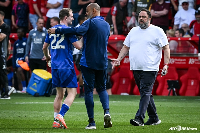 마리나키스 구단주(오른쪽)가 누누 산투 감독(가운데)에게 다가가고 있다. /AFPBBNews=뉴스1
