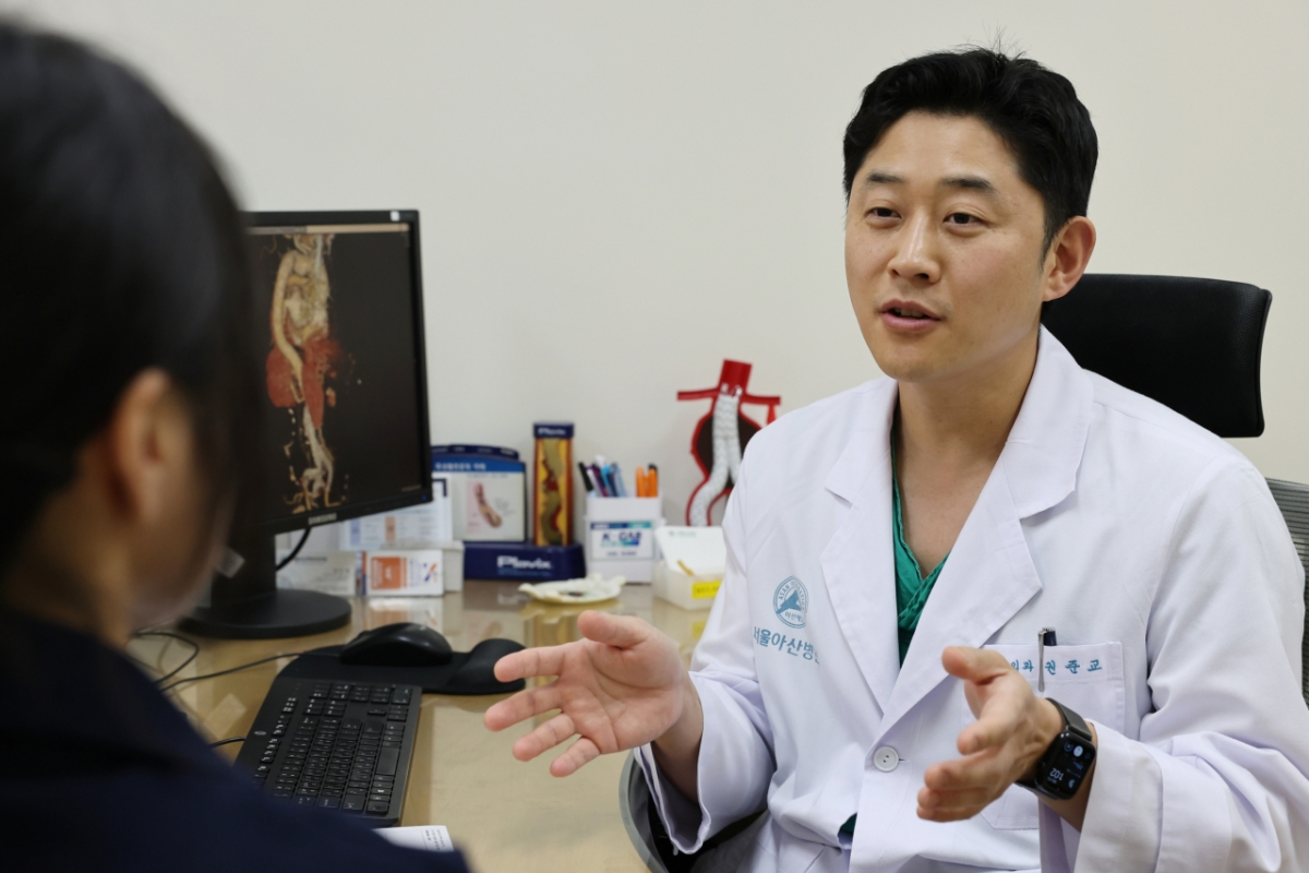서울아산병원 혈관외과 권준교 교수가 심혈관질환 환자를 진료하고 있다. /사진=서울아산병원