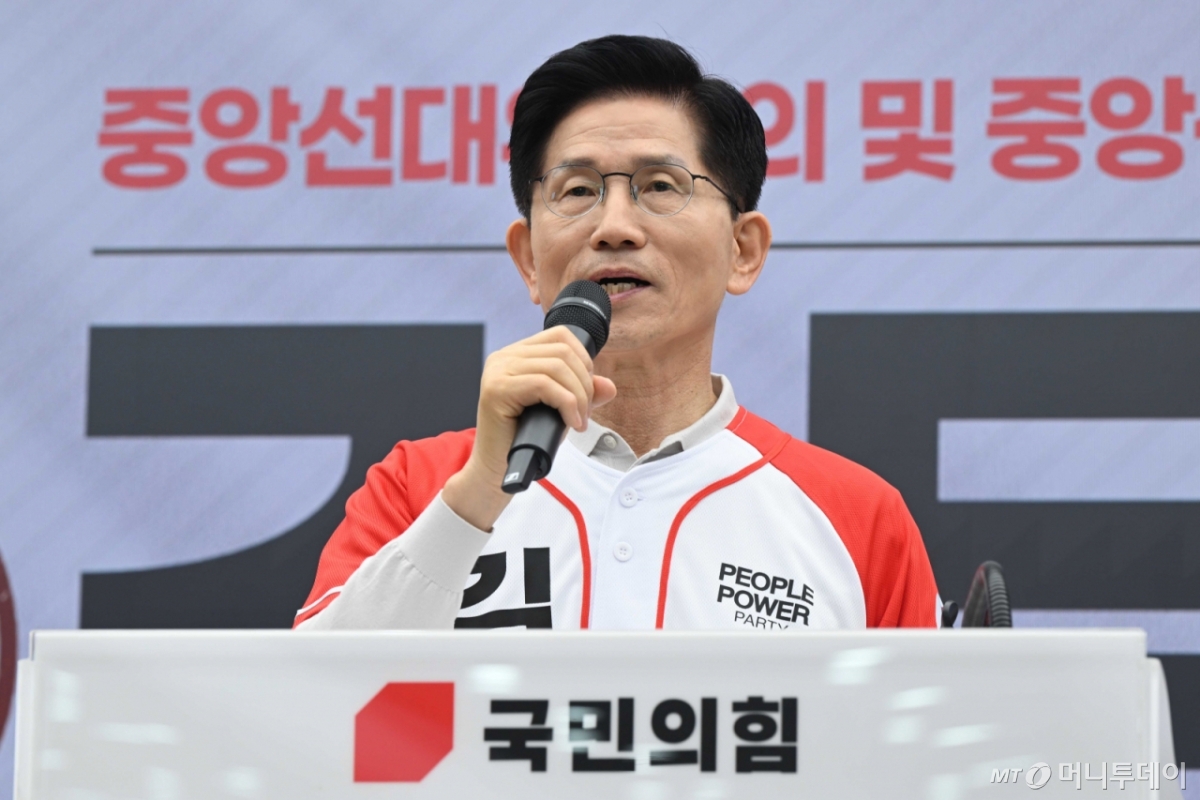김문수 국민의힘 대통령 후보가 12일 서울 여의도 중앙당사에서 열린 중앙선거대책위원회 임명장 수여식에서 인사말을 하고 있다. (공동취재)  2025.5.12/뉴스1  Copyright © 뉴스1. All rights reserved. 무단 전재 및 재배포,  AI학습 이용 금지. 