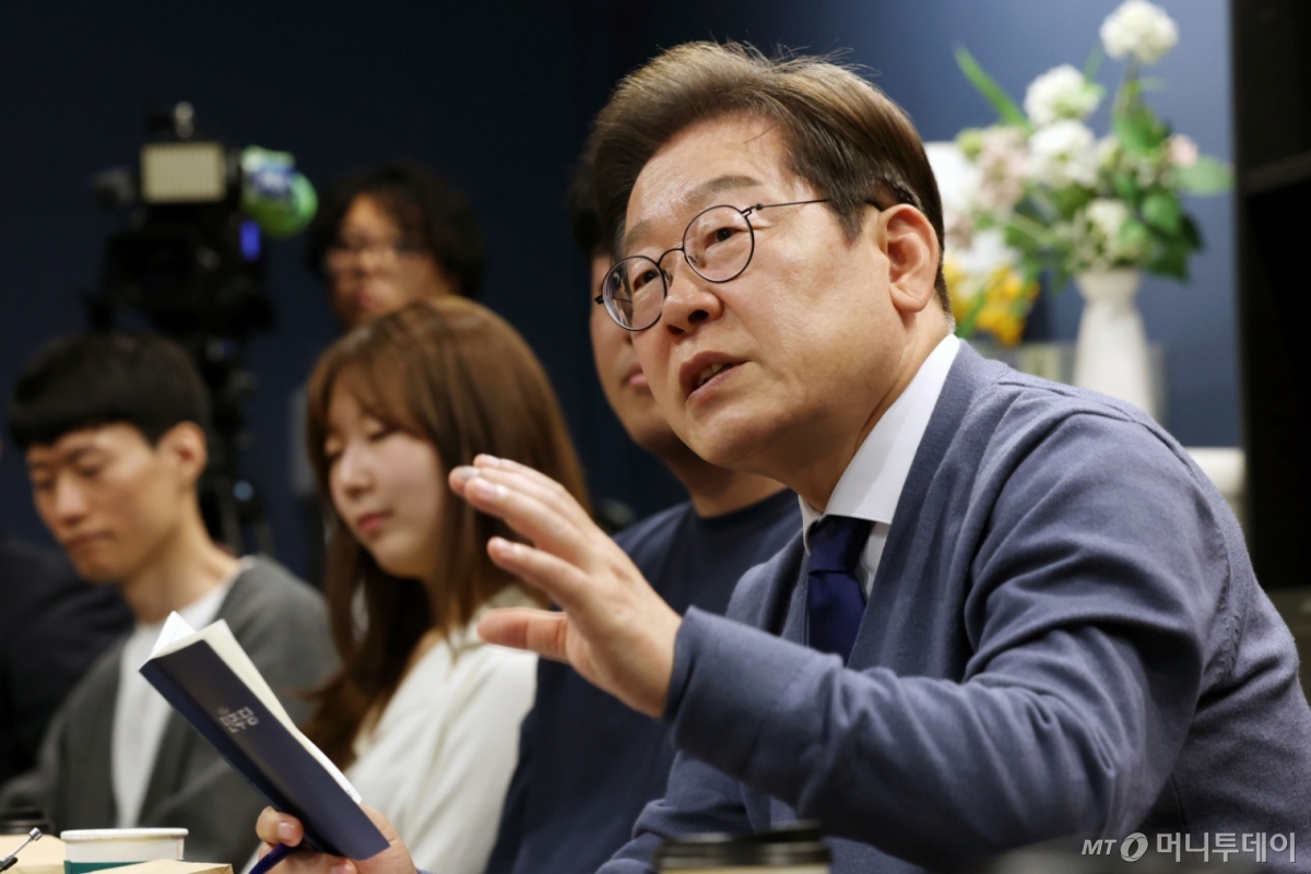 (서울=뉴스1) 안은나 기자 = 이재명 더불어민주당 대선후보가 제21대 대통령선거 공식 선거운동이 시작된 12일 경기 성남시 분당구 판교역 인근 미팅룸에서 열린 'K-혁신' 브라운백 미팅에서 IT 개발자들과 대화하고 있다. (공동취재) 2025.5.12/뉴스1 Copyright © 뉴스1. All rights reserved. 무단 전재 및 재배포, AI학습 이용 금지. /사진=(서울=뉴스1) 안은나 기자