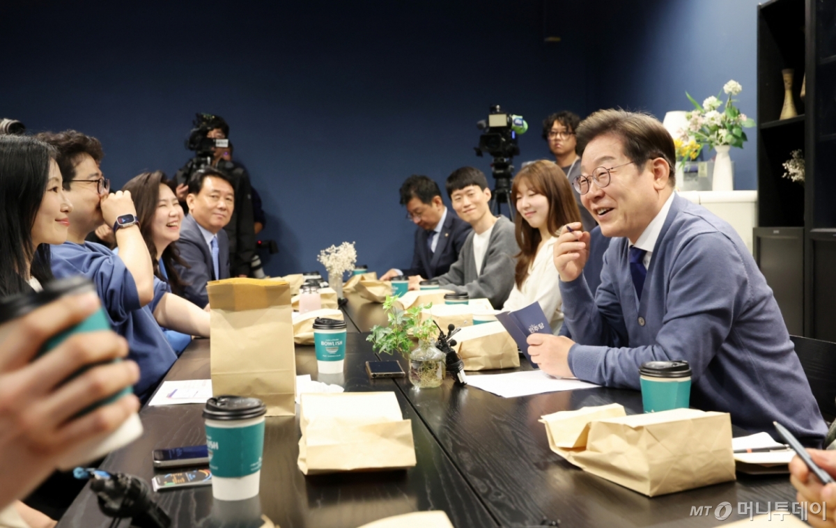 [성남=뉴시스] 조성우 기자 = 이재명 더불어민주당 대선후보가 제21대 대통령선거 공식 선거운동이 시작된 12일 경기 성남시 분당구 판교역 인근 미팅룸에서 열린 'K-혁신' 브라운백 미팅에서 IT 개발자들과 대화하고 있다. 2025.05.12. xconfind@newsis.com /사진=조성우