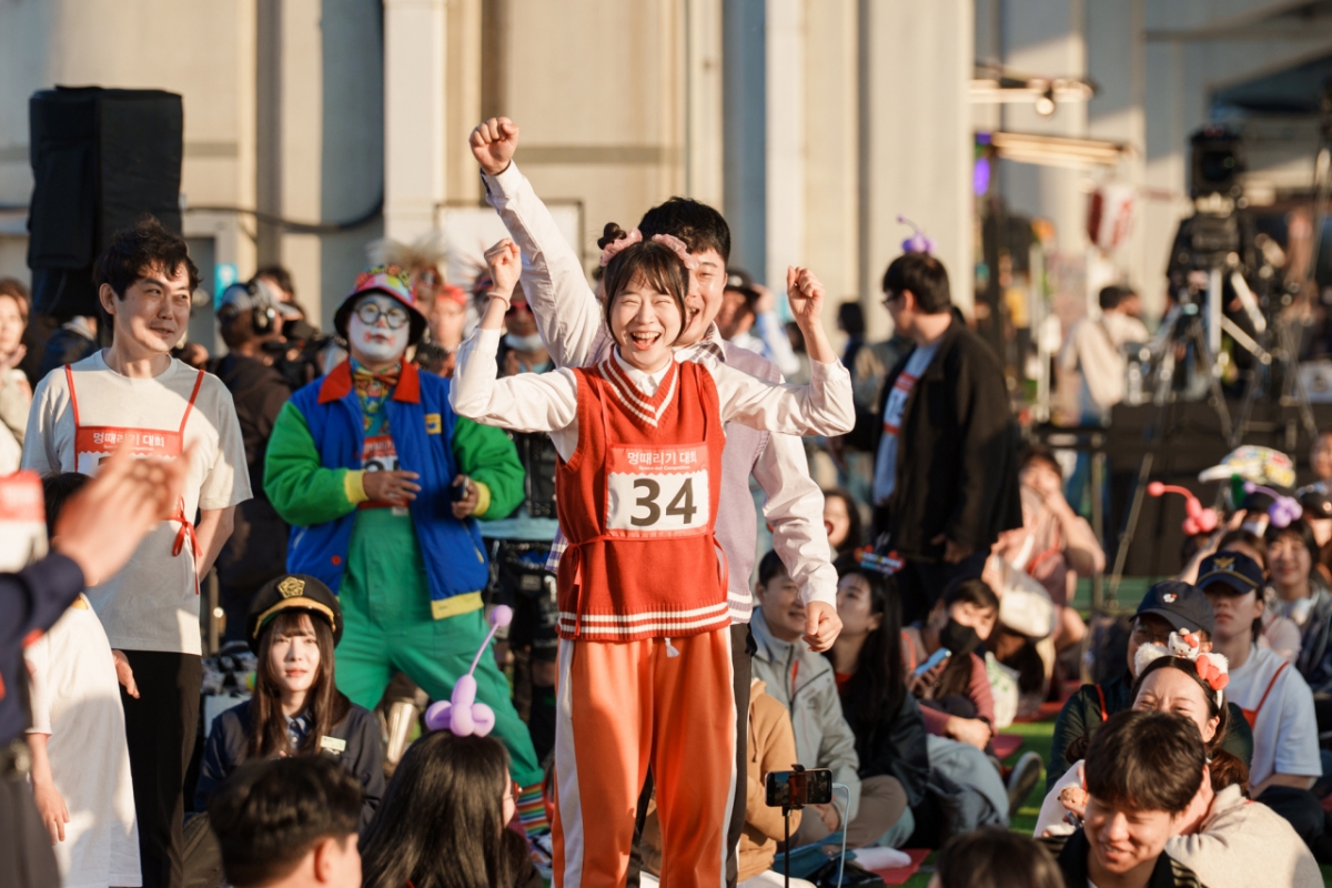 2025 한강 멍 때리기 대회에서 2위를 차지한 유튜브 크리에이터 인싸가족/사진=서울시