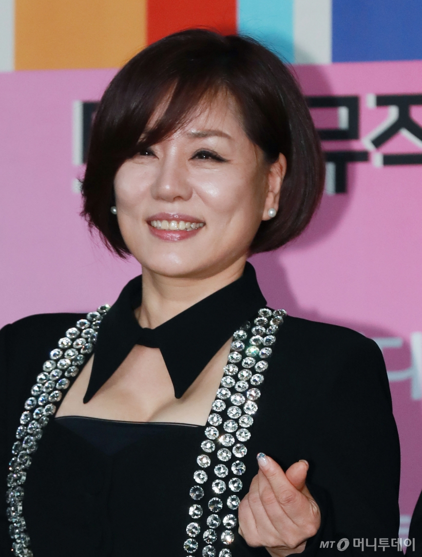 가수 한혜진이 12일 오후 서울 마포구 상암동 SBS 프리즘 타워에서 진행된 트롯뮤직어워즈 2024 레드카펫 행사에 참석해 포즈를 취하고 있다. /2024.04.12 /사진=이동훈