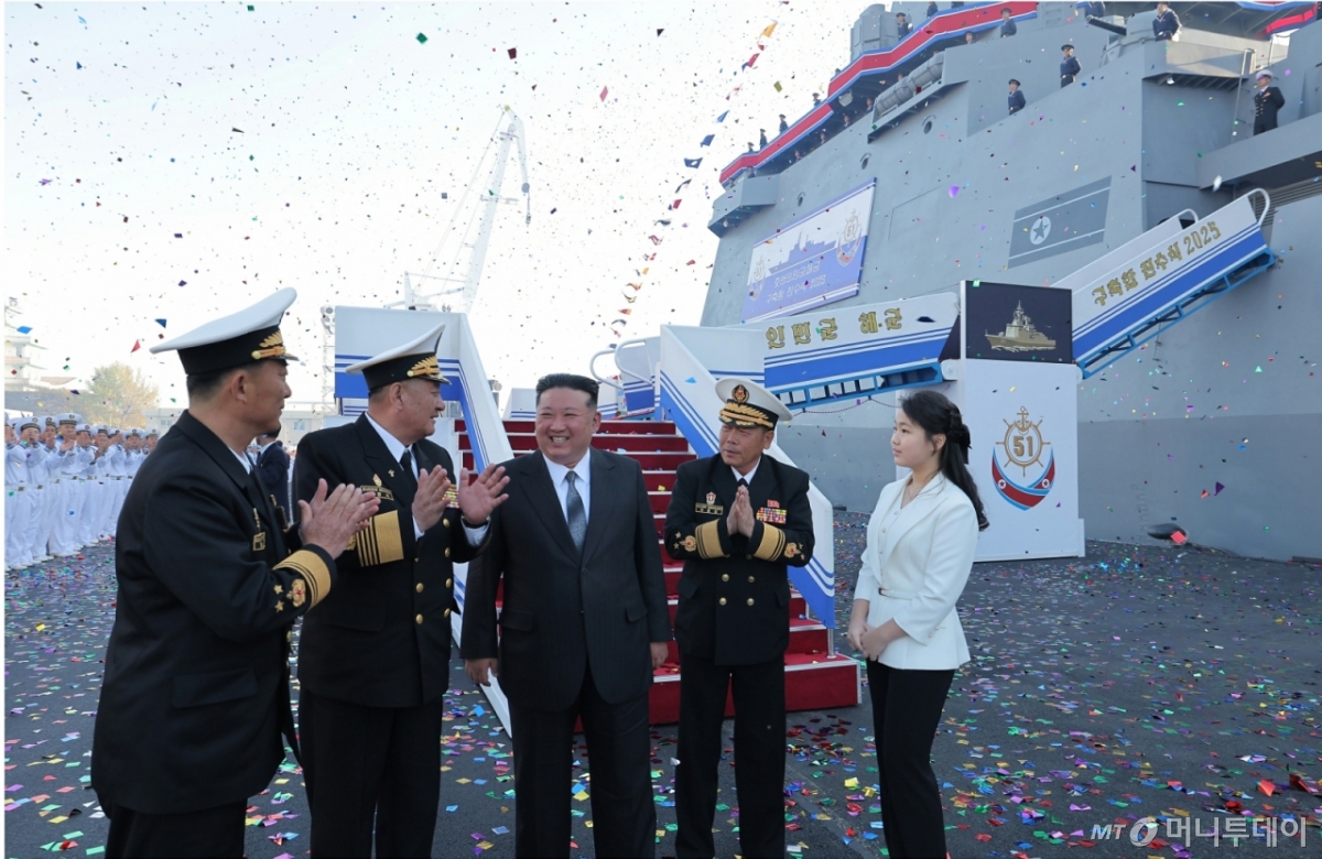 북한 노동당 기관지 노동신문이 지난달 26일 "김정은 동지를 모시고 새로 건조한 구축함 진수 기념식이 조선혁명의 첫무장력의 창건일인 뜻깊은 지난 25일 남포조선소에서 성대히 진행됐다"라고 보도했다. 신형 구축함은 5000톤(t)급으로, 북한은 이를 '최현급'으로 등급 분류했다. / 사진=뉴스1