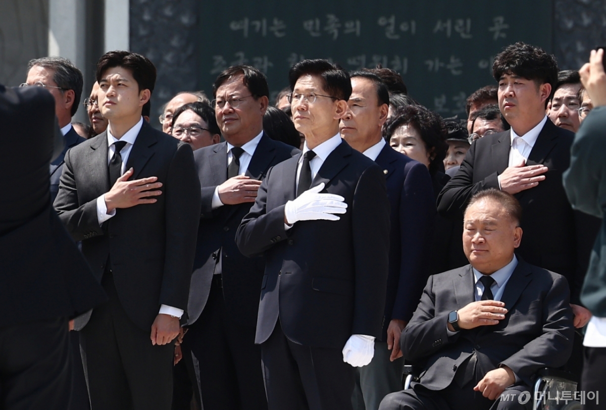 김문수 국민의힘 대통령 후보가 12일 대전 유성구 국립대전현충원 현충탑에서 김용태 비상대책위원장 내정자 등과 참배를 마치고 국민의례를 하고 있다. 2025.5.12/사진=뉴스1 /사진=(대전=뉴스1) 김민지 기자