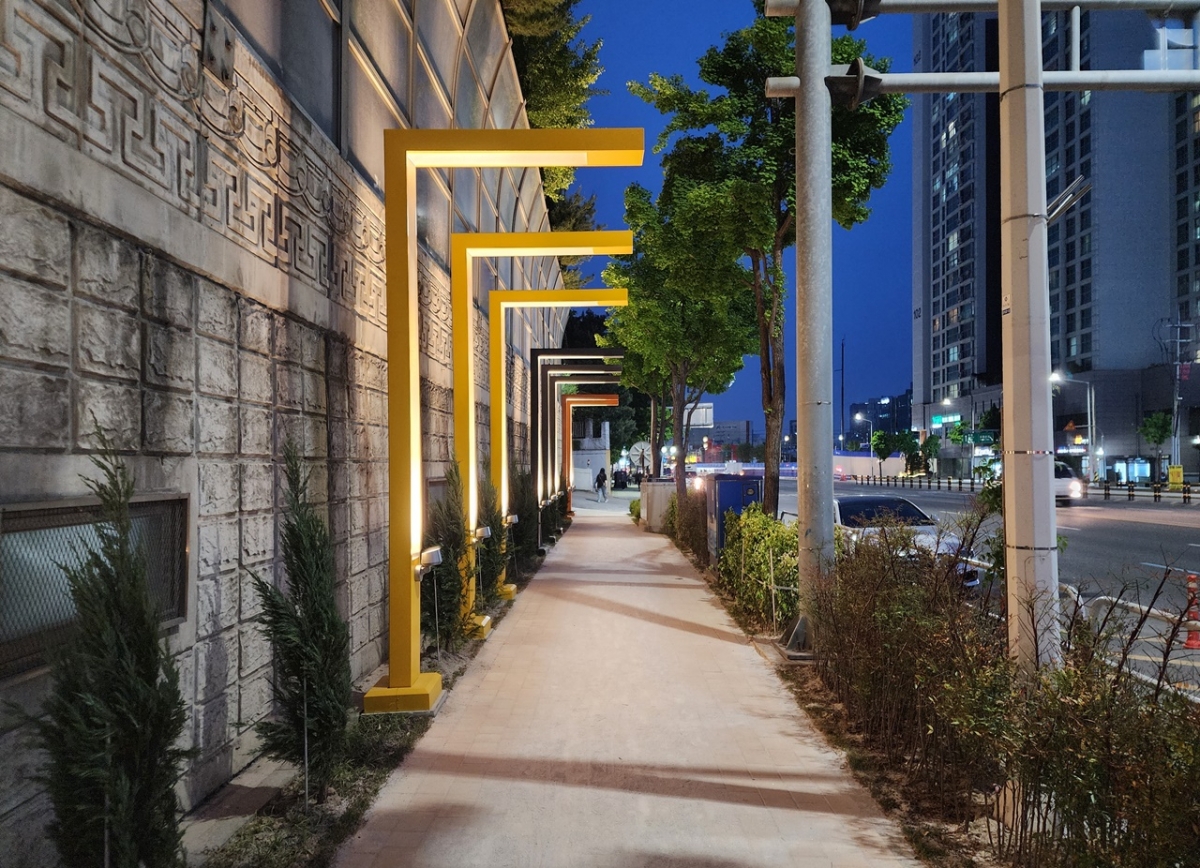 호계3동 경수대로 보행로에 설치된 경관 조형물은 야간에 가로등 역할도 한다. /사진제공=안양시