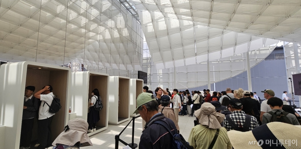 12일 일본 오사카시의 인공섬 유메시마에서 열린 '오사카 만국박람회'(엑스포) 한국관에 입장하기 위해 대기하고 있는 일본 관람객들. / 사진 = 오진영 기자