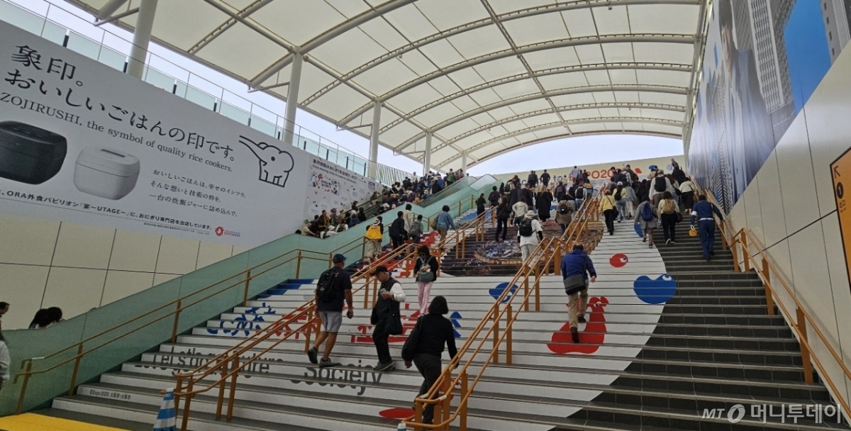 12일 일본 오사카시의 유메시마역에서 외국인 관광객들이 오가는 모습. / 사진 = 오진영 기자