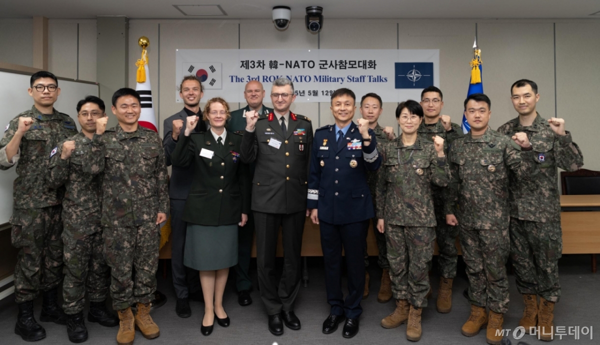 12일 서울 용산구 합동참모본부에서 열린 제3차 한-NATO 군사참모대화에 참석한 권영민 합참 전략기획부장과 에레이 윙귀데르 NATO 안보협력차장 등 관계자들이 기념촬영 하고 있다. / 사진=합동참모본부