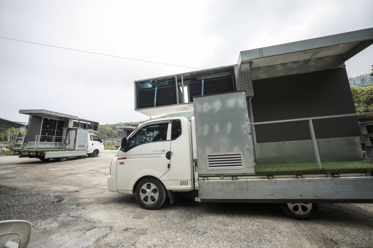 21대 대선 공식 선거 운동을 하루 앞둔 11일 경기 양주시의 선거 유세차량 제작을 맡은 업체에 유세에 투입될 차량이 미완성인 채로 세워져있다. /사진=뉴시스.