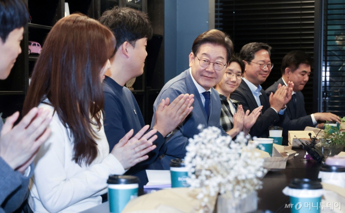 (성남=뉴스1) 안은나 기자 = 이재명 더불어민주당 대통령 후보가 12일 경기 성남시 분당구(판교) 한 오피스텔에서 'K-혁신' 브라운백미팅에 참여해 판교 IT개발자 2030 직장인들과 간담회를 갖고 있다. (공동취재) 2025.5.12/뉴스1  Copyright © 뉴스1. All rights reserved. 무단 전재 및 재배포,  AI학습 이용 금지. /사진=(성남=뉴스1) 안은나 기자