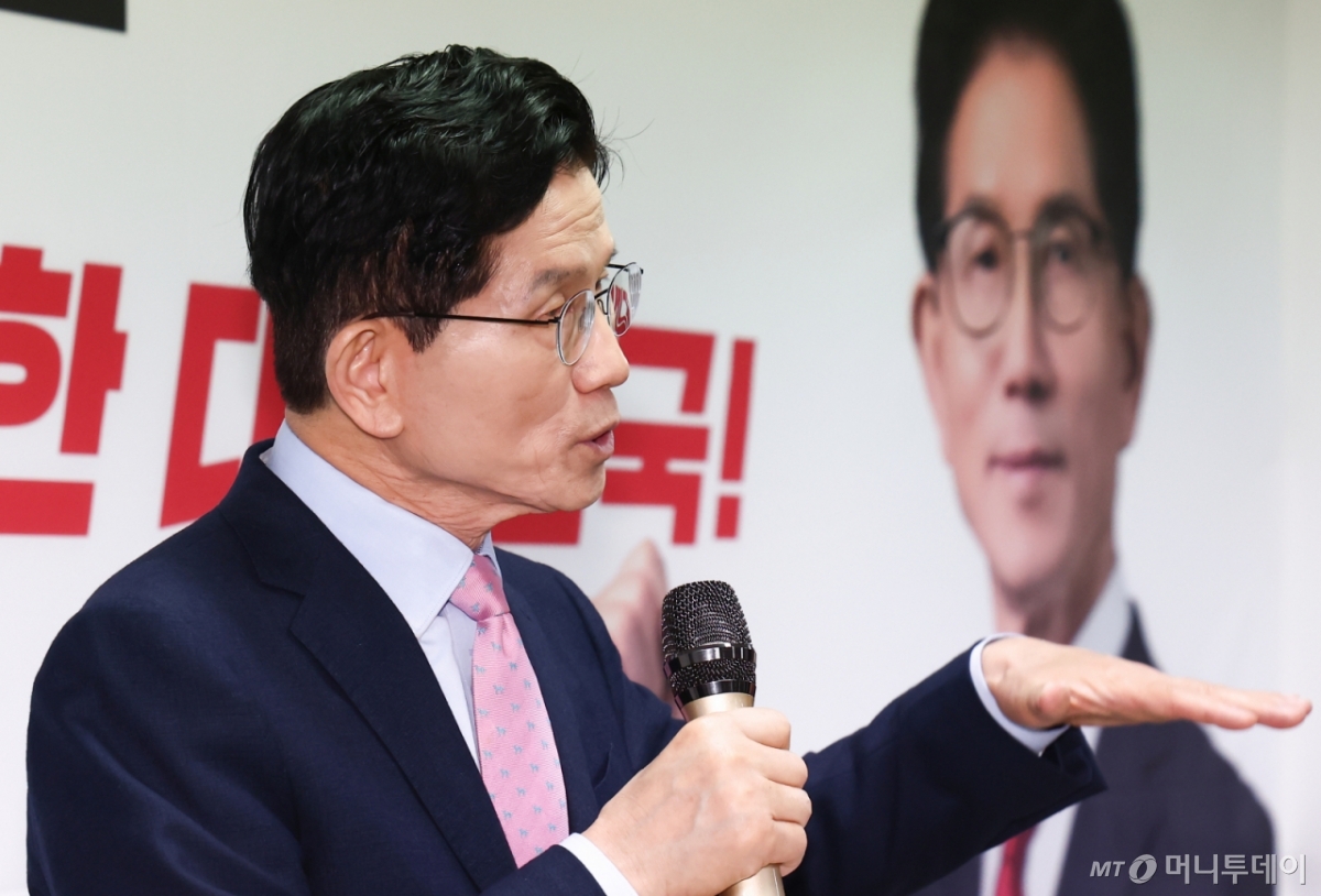 (서울=뉴스1) 김민지 기자 = 김문수 국민의힘 대선 경선 후보가 22일 오전 서울 여의도 선거사무소에서 청년을 위한 3대 부동산 공약 발표를 하고 있다. 2025.4.22/뉴스1  Copyright © 뉴스1. All rights reserved. 무단 전재 및 재배포,  AI학습 이용 금지. /사진=(서울=뉴스1) 김민지 기자