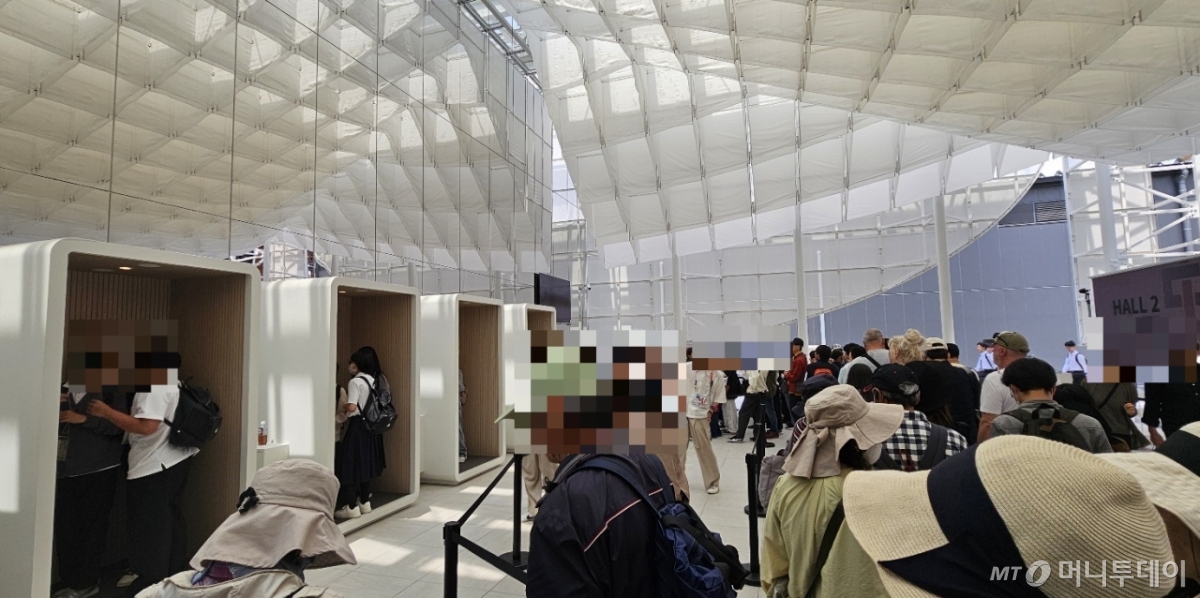 13일 오사카 만국박람회(엑스포)가 열리는 유메시마섬에 마련된 한국 전시관(파빌리온) 에 입장하기 위해 줄을 서 기다리고 있는 관람객들.  /사진 = 오진영 기자