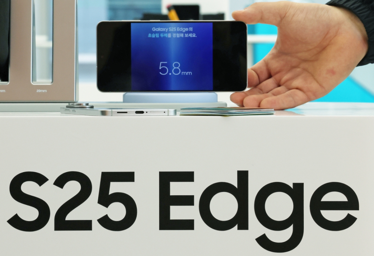 13일 오전 서울 삼성 강남에서 열린 갤럭시S25 엣지 미디어행사에서 제품이 공개되고 있다. /사진=뉴스1
