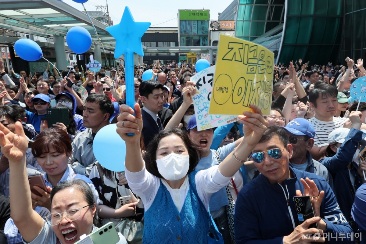 [구미=뉴시스] 권창회 기자 = 이재명 더불어민주당 대선 후보가 13일 경북 구미시 구미역 광장에서 열린 유세에서 지지호소를 하는 가운데 지지자들이 환호하고 있다. (공동취재) 2025.05.13. photo@newsis.com /사진=권창회