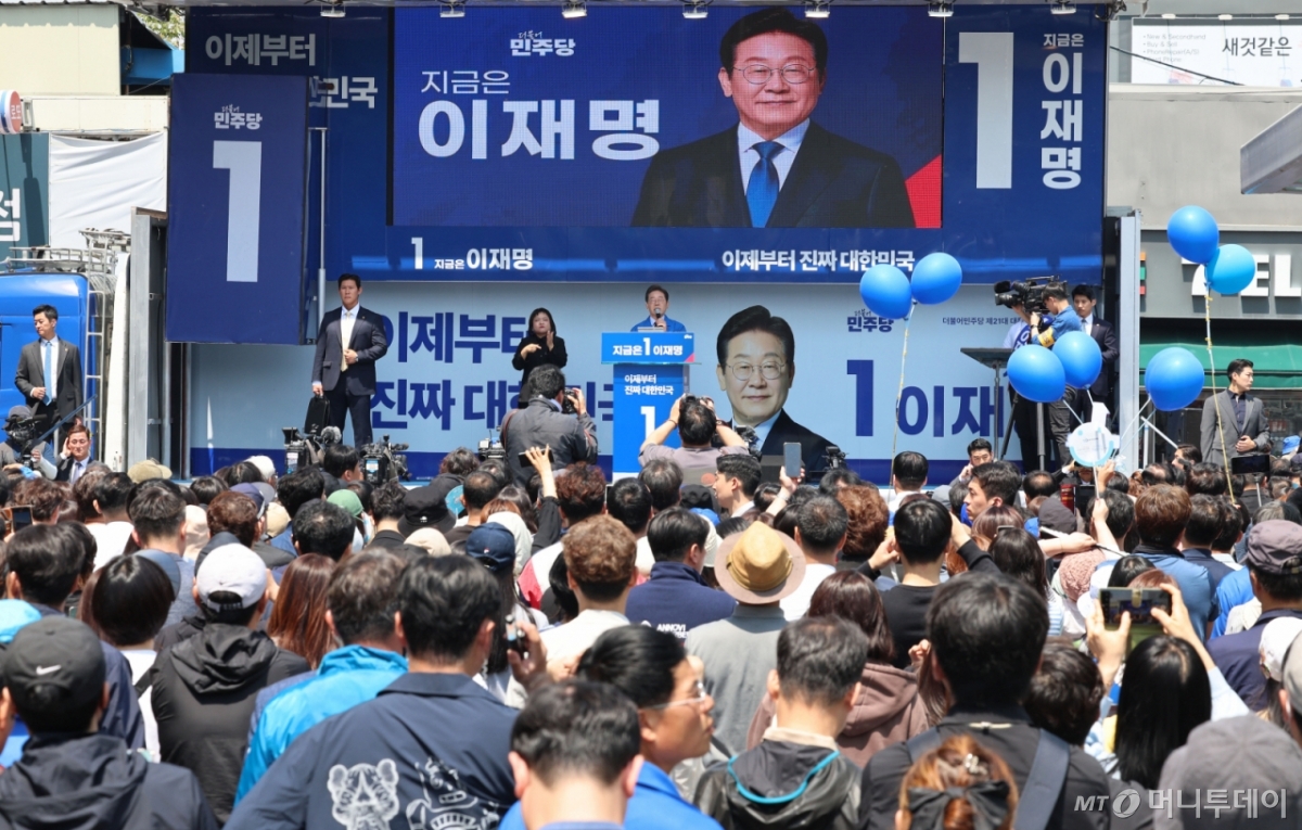 (구미=뉴스1) 안은나 기자 = 이재명 더불어민주당 대통령 후보가 대표적 험지인 대구·경북(TK) 지역 유세에 돌입한 13일 오전 경북 구미역 광장에서 지지를 호소하고 있다. (공동취재)  2025.5.13/뉴스1  Copyright © 뉴스1. All rights reserved. 무단 전재 및 재배포,  AI학습 이용 금지. /사진=(구미=뉴스1) 안은나 기자