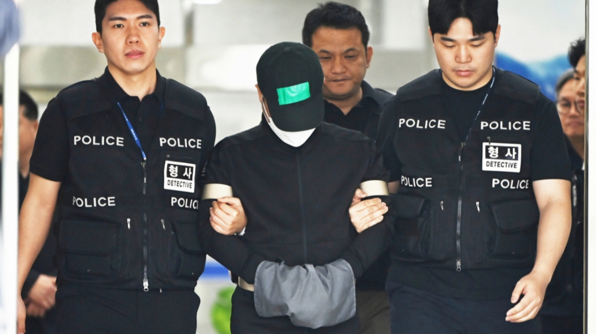부모와 아내, 두 딸 등 일가족을 살해한 혐의를 받는 50대 남성 A씨가 지난달 24일 경기 용인동부경찰서에서 나와 검찰로 송치되는 모습. /사진=뉴시스