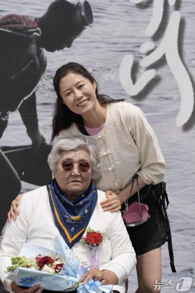 12일 제주 김녕수산문화복합센터에서 김녕어촌계 해녀 24명의 은퇴식이 열렸다. 이 자리에 배우 문소리가 초대됐다./사진=뉴스1(제주해녀문화협회 제공)