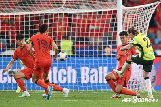 벨루필레이가 지난 3월 25일(한국시간) 중국 항저우의 항저우 올림픽 스포츠 센터에서 열린 중국 대 호주의 '2026 국제축구연맹(FIFA) 북중미 월드컵 아시아 지역 3차 예선 조별리그' C조 8차전에서 슈팅을 시도하고 있다. /AFPBBNews=뉴스1