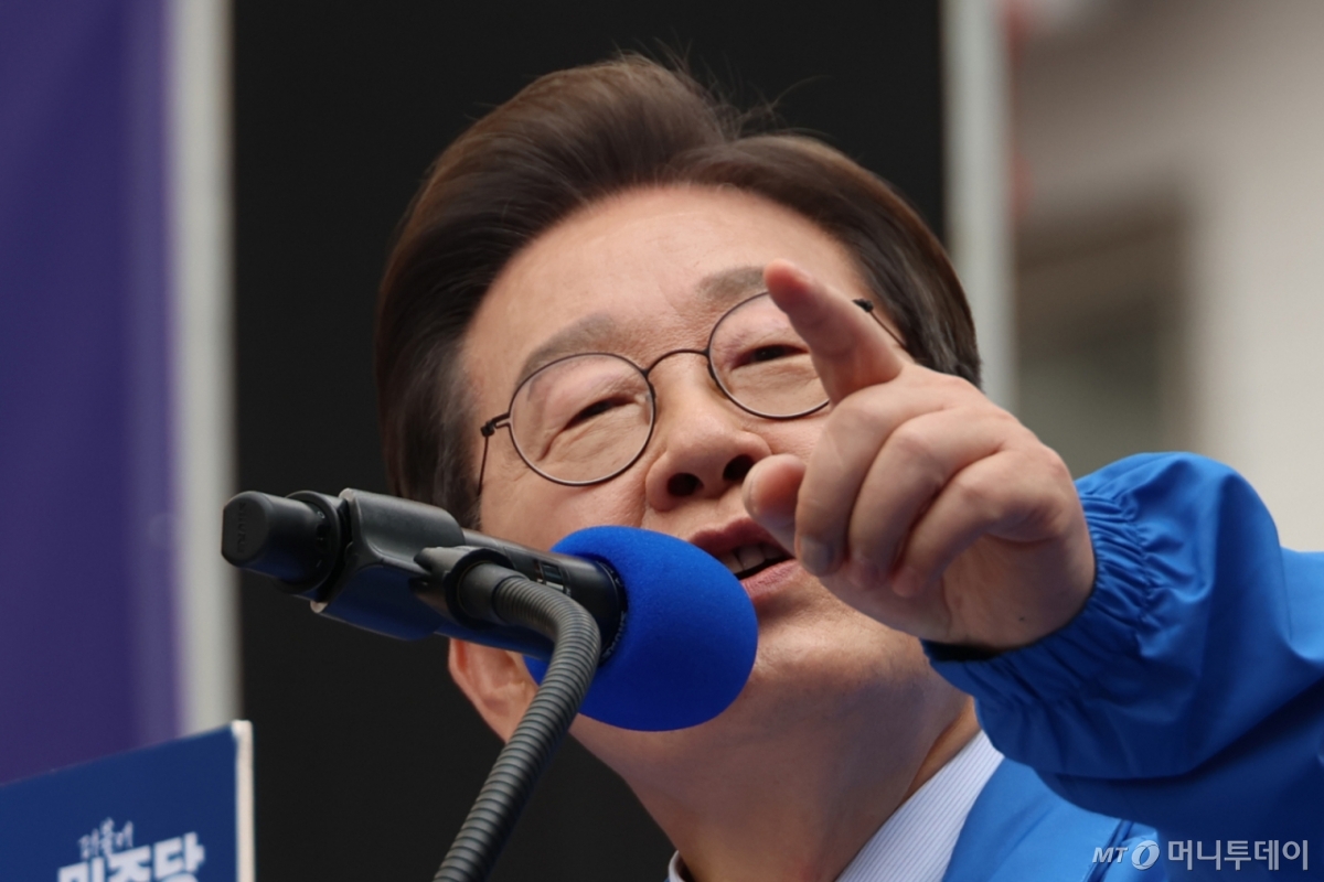 (대구=뉴스1) 안은나 기자 = 이재명 더불어민주당 대선 후보가 13일 대구 동성로 거리에서 집중 유세를 하고 있다. (공동취재) 2025.5.13/뉴스1  Copyright © 뉴스1. All rights reserved. 무단 전재 및 재배포,  AI학습 이용 금지. /사진=(대구=뉴스1) 안은나 기자