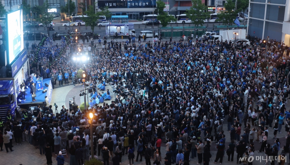 [울산=뉴시스] 권창회 기자 = 이재명 더불어민주당 대선 후보가 13일 울산 남구 롯데백화점 울산점 광장에서 열린 유세에서 지지호소를 하고 있다. 2025.05.13. 