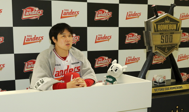SSG 최정이 13일 NC전 동점 투런포로 통산 500호 홈런을 장식하고 경기 후 인터뷰를 하고 있다. /사진=SSG 랜더스 제공