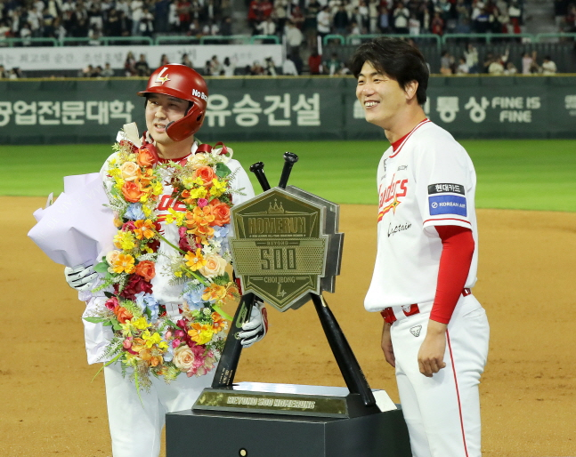 최정(왼쪽)이 홈런을 날린 뒤 김광현과 함께 기념촬영을 하고 있다. /사진=SSG 랜더스 제공
