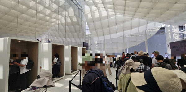 13일 오사카 만국박람회(엑스포)가 열리는 유메시마섬에 마련된 한국 전시관(파빌리온) 에 입장하기 위해 줄을 서 기다리고 있는 관람객들. /사진 = 오진영 기자