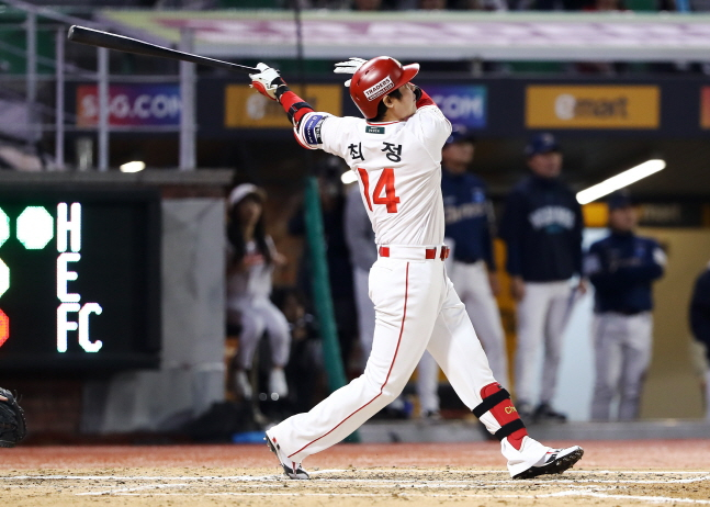 6회말 통산 500번째 홈런을 날리고 있는 최정. /사진=SSG 랜더스 제공