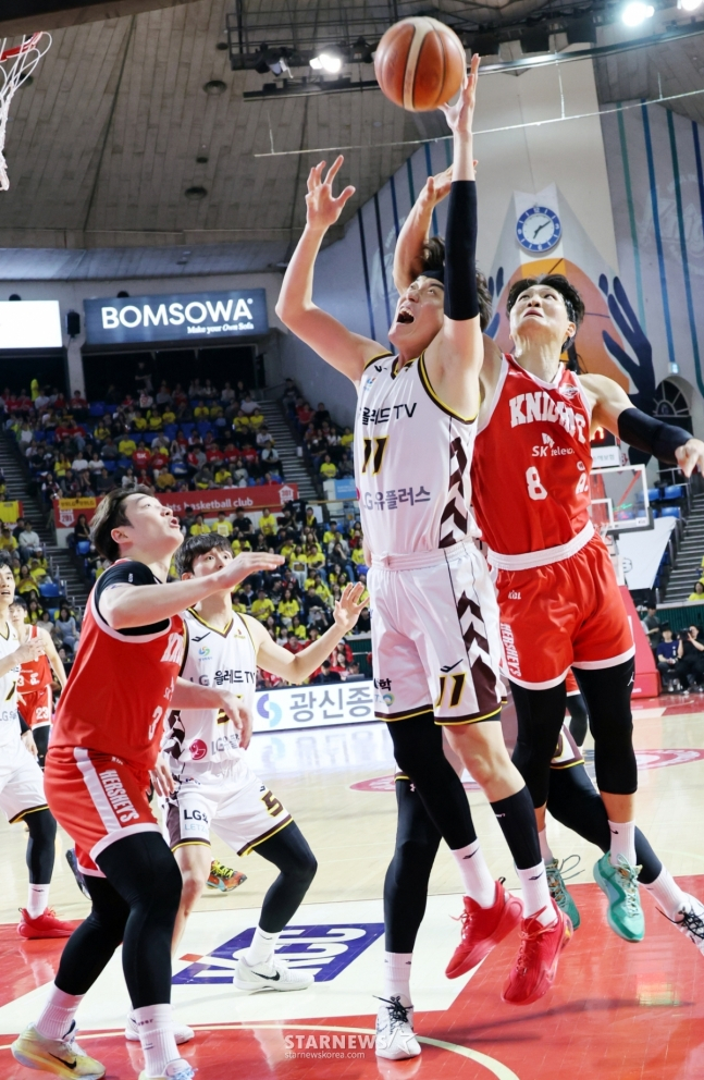 골밑 싸움을 펼치는 허일영(가운데)과 안영준(가장 왼쪽). /사진=강영조 선임기자