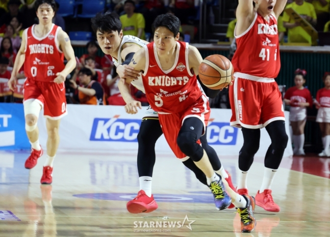 서울 SK 가드 김선형(가운데). /사진=강영조 선임기자