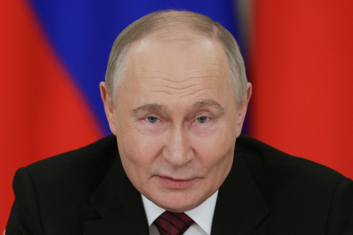 블라디미르 푸틴 러시아 대통령이 11일(현지시간) 모스크바에서 제2차 세계대전 승리 기념일 축하 행사를 마친 뒤 취재진을 만나 "우리는 우크라이나 당국에 오는 15일 튀르키예 이스탄불에서 협상을 재개할 것을 제안한다"고 말하고 있다. /AFPBBNews=뉴스1