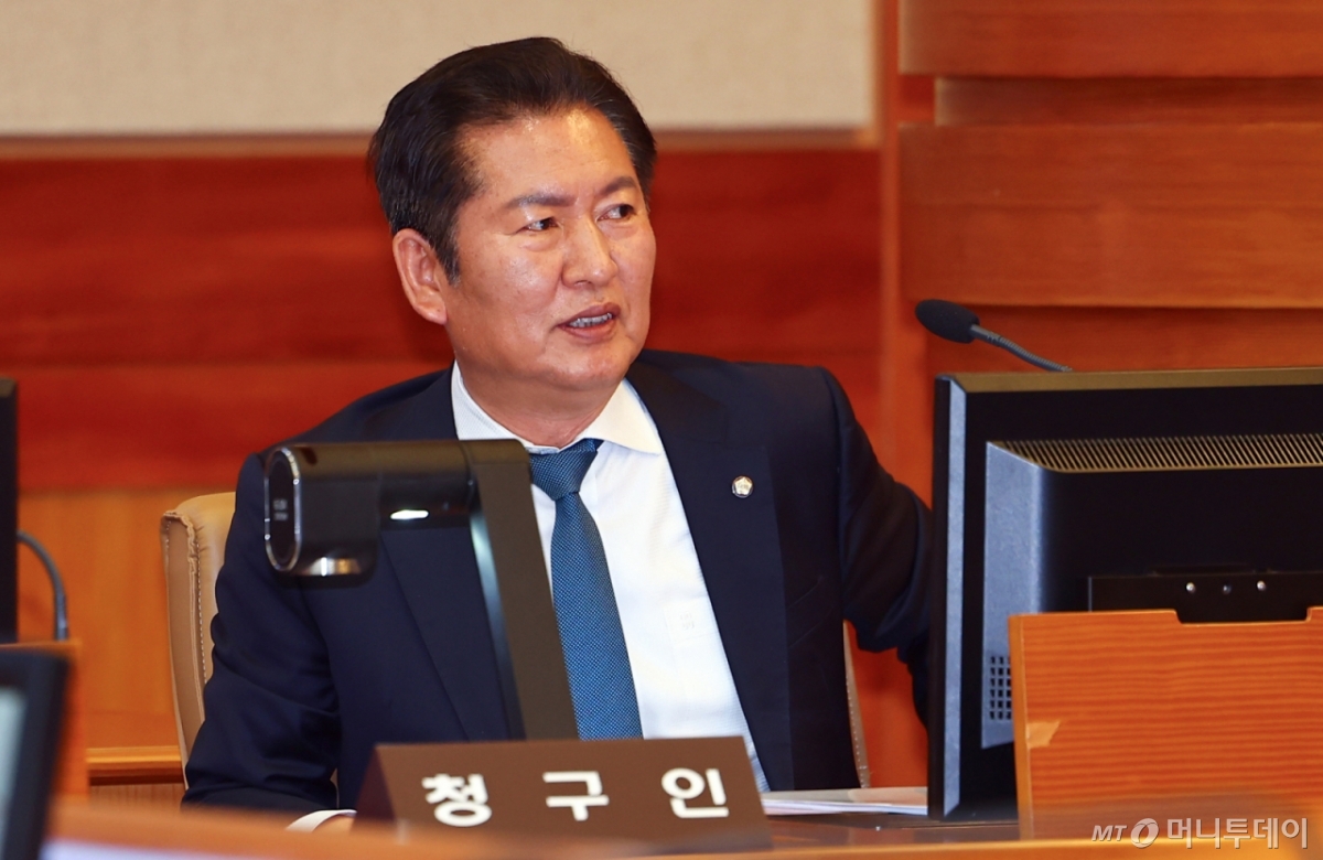 (서울=뉴스1) 김명섭 기자 = 정청래 국회 법사위원장이 13일 서울 종로구 헌법재판소에서 열린 고발사주의혹으로 탄핵소추된 손준성 대구고검 차장(검사장)의 첫 정식 변론기일에 출석해 있다. (공동취재) 2025.5.13/뉴스1 Copyright © 뉴스1. All rights reserved. 무단 전재 및 재배포, AI학습 이용 금지. /사진=(서울=뉴스1) 김명섭 기자