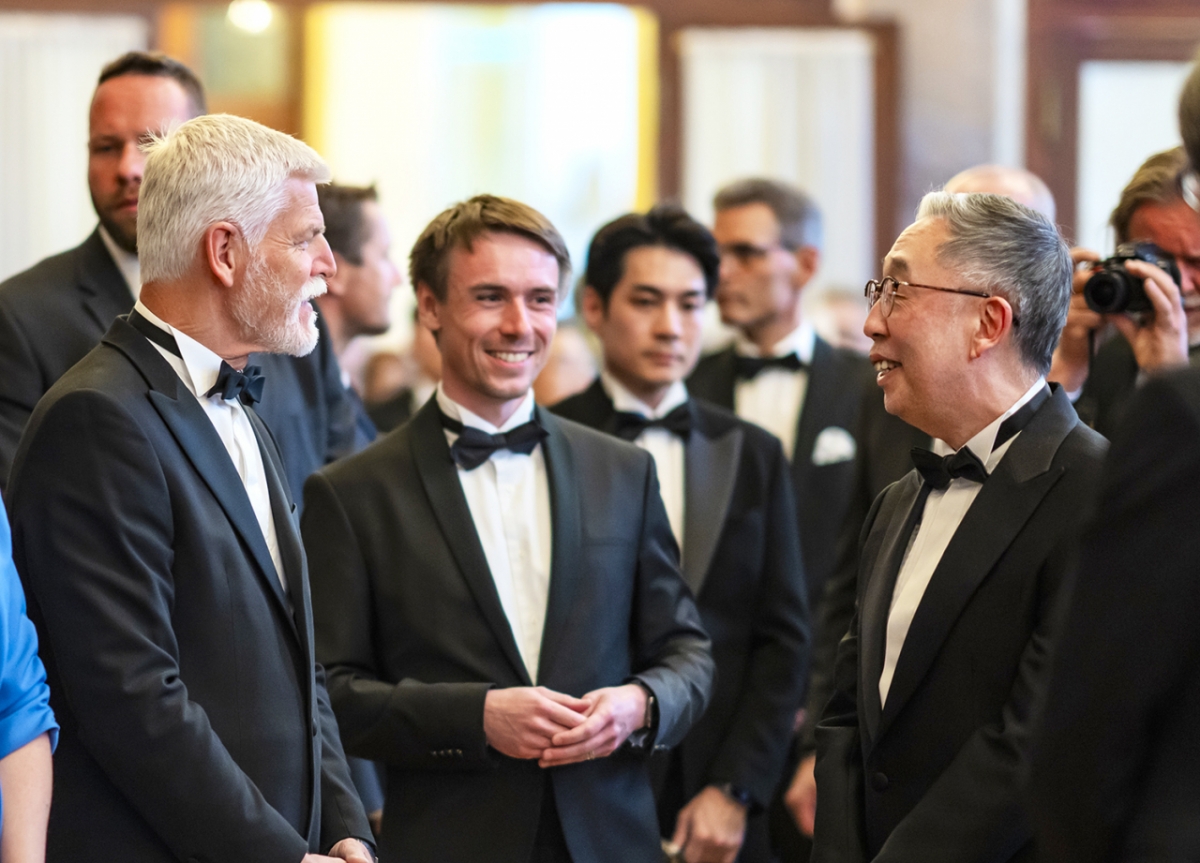 체코 '프라하의 봄 국제음악제'에 참석한 두산에너빌리티 박지원 회장(오른쪽)이 지난 12일(현지시간) 열린 개막공연 리셉션에서 페트르 파벨 체코 대통령(왼쪽)과 만나 환담을 나누고 있다 /사진제공=두산에너빌리티
