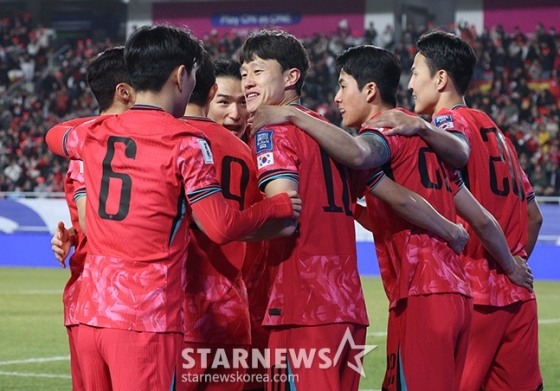 이재성(가운데)의 득점 직후 세리머니를 하고 있는 대표팀. /사진=김진경 대기자
