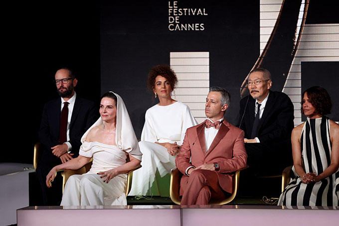 영화감독 홍상수(사진 오른쪽에서 두 번쨰)가 (사진 왼쪽부터) 멕시코 영화감독 카를로스 레이디가스, 배우 줄리엣 비노쉬, 작가 레일라 슬리마니, 배우 제레미 스트롱과 배우 할리 베리(사진 맨 오른쪽)와 함께 13일(현지시간) 프랑스 칸에서 열린 제78회 칸 국제 영화제 개막식에 참석했다. /AFPBBNews=뉴스1