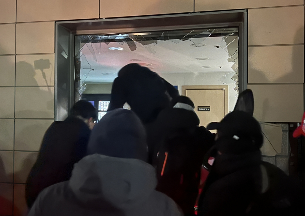 1월19일 새벽 윤석열 대통령에 대한 구속영장이 발부되자 서울서부지법에 지지자들이 진입해 난동을 부리고 있다. /사진=뉴스1.