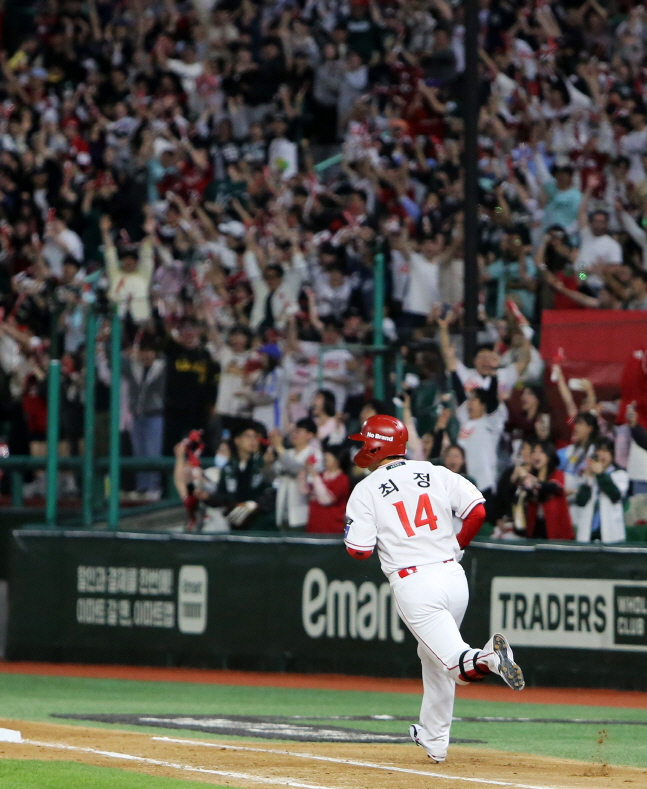 통산 500호 홈런을 날리고 베이스를 도는 최정과 환호하는 팬들. /사진=SSG 랜더스 제공