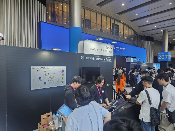 수퍼톤 부스에 '수퍼톤 플레이'를 경험하려는 참가자들이 몰려있다. /사진=박기영 기자