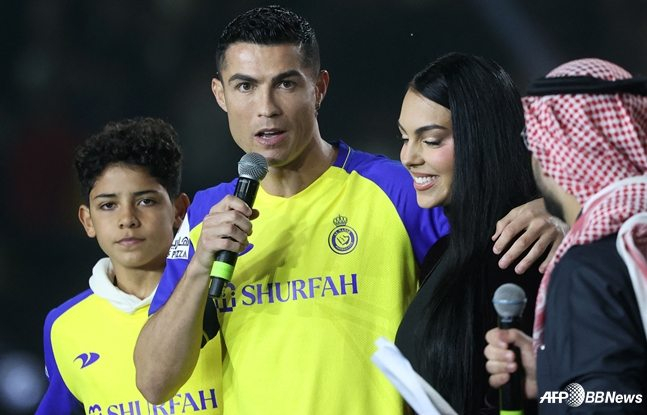 크리스티아누 호날두(가운데)가 마이크를 잡고 발언하고 있다. 옆에 서 있는 크리스티아누 호날두 주니어(왼쪽). /AFPBBNews=뉴스1