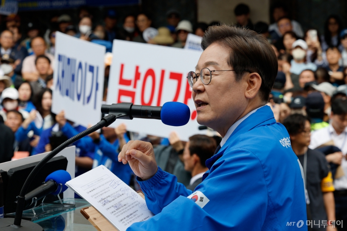 (대구=뉴스1) 안은나 기자 = 이재명 더불어민주당 대통령 후보가 대표적 험지인 대구·경북(TK) 지역 유세에 돌입한 13일 오후 대구 중구 동성로에서 지지를 호소하고 있다. 이 후보 뒤로 '재매이(재명이)가 남이가'라고 적힌 피켓이 보인다. 2025.5.13/뉴스1 Copyright © 뉴스1. All rights reserved. 무단 전재 및 재배포, AI학습 이용 금지. /사진=(대구=뉴스1) 안은나 기자