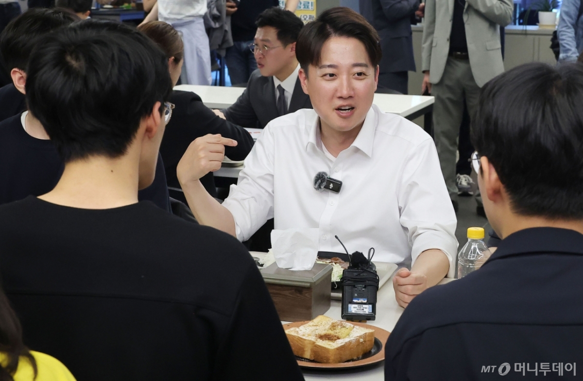 [대구=뉴시스] 이무열 기자 = 이준석 개혁신당 대선 후보가 13일 대구 북구 경북대학교를 찾아 학식을 먹으며 학생들과 대화하고 있다. (공동취재) 2025.05.13. photo@newsis.com /사진=이무열