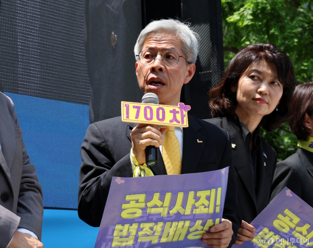 [서울=뉴시스] 배훈식 기자 = 권영국 민주노동당 대통령 선거 후보가 14일 오후 서울 종로구 주한 일본대사관 인근에서 열린 제1700차 일본군 성노예제 문제 해결을 위한 정기 수요시위에서 발언하고 있다. 2025.05.14. dahora83@newsis.com /사진=배훈식